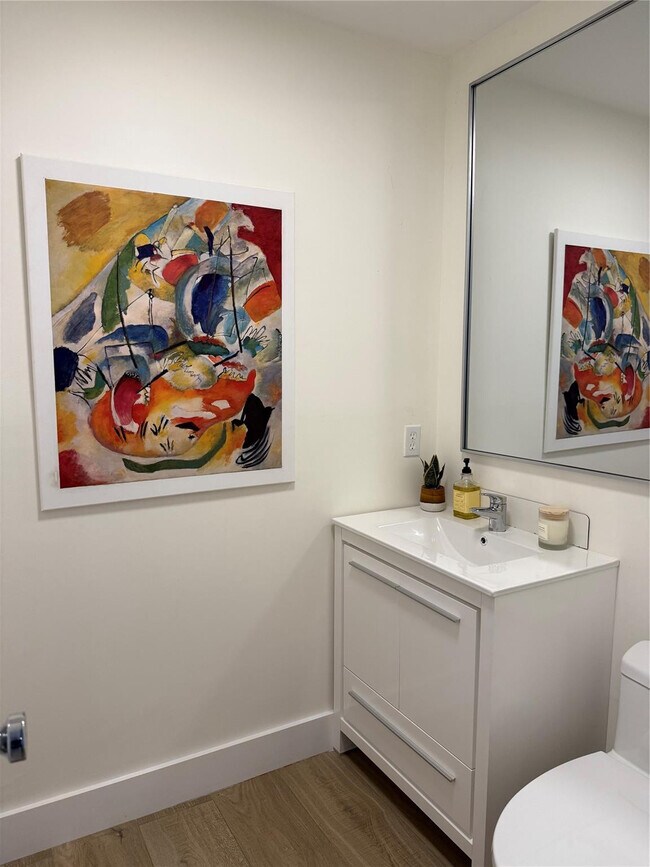 Building Photo - 330 SE 20th Ave