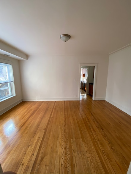 Building Photo - 1419 W Leland Ave