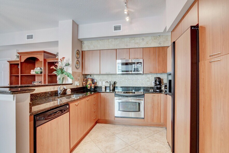 Building Photo - 625 Casa Loma Blvd