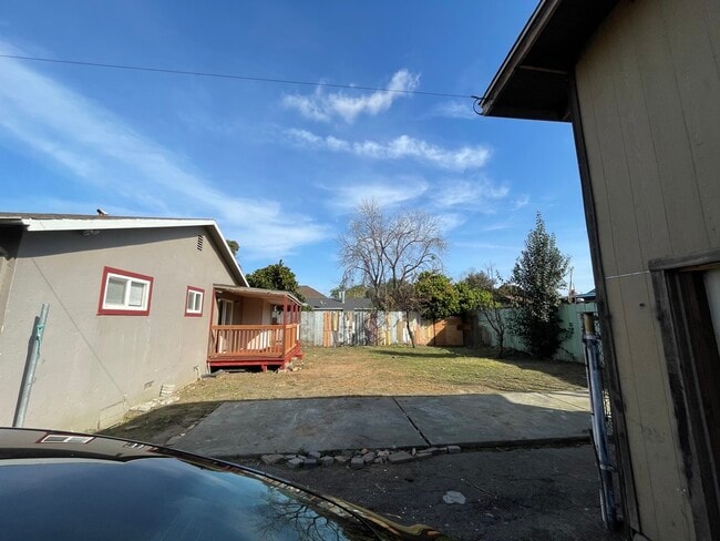 Building Photo - 413 Laurel Ave