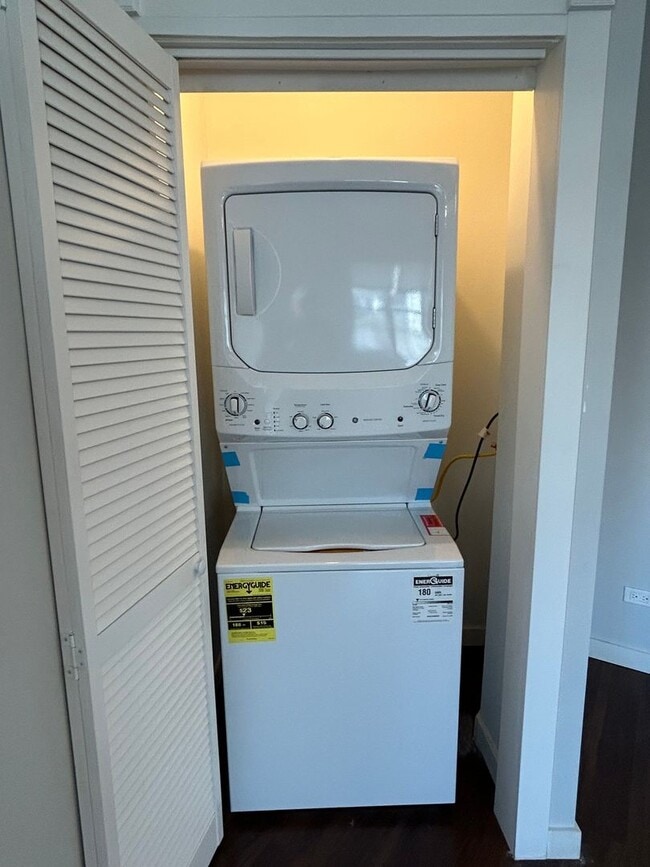 Building Photo - 7441 N Rogers Ave