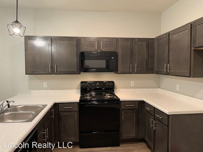 Building Photo - 1713 Springhill Dr