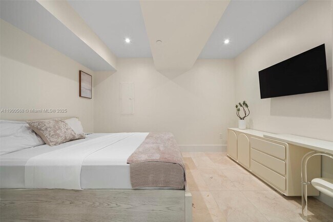 Building Photo - 1830 S Ocean Dr