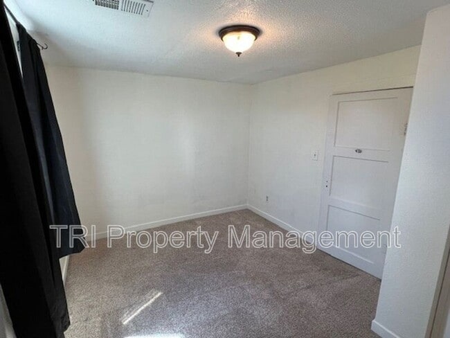 Building Photo - 327 S 2nd St