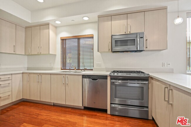 Building Photo - 819 S Holt Ave