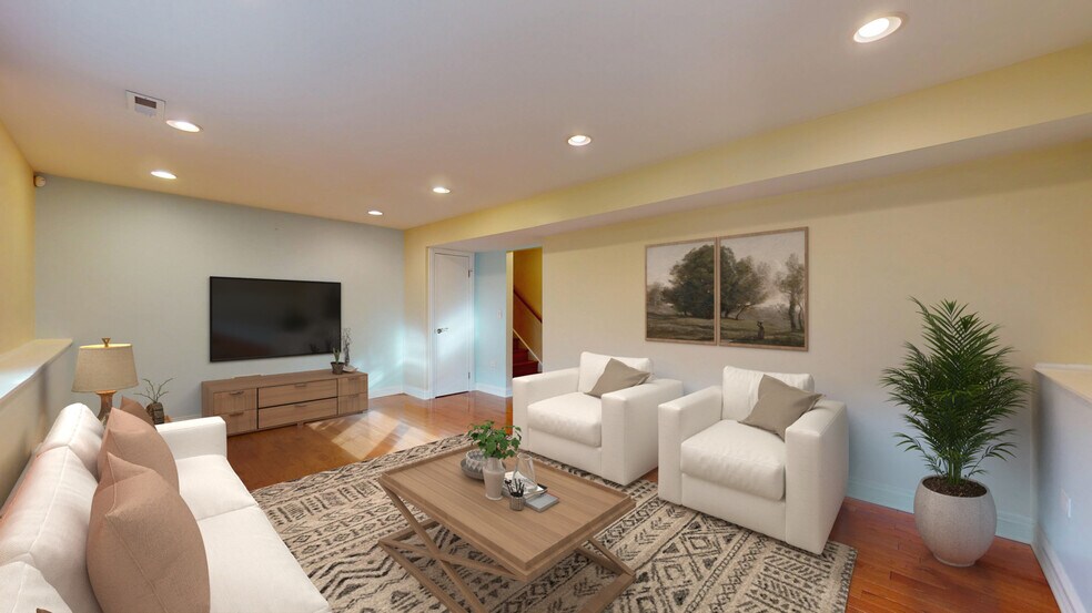 Family Room - 1327 Larchmont Dr