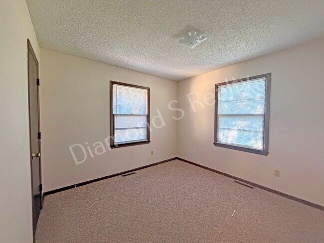 Building Photo - Charming 3 Bedroom Unit Available!