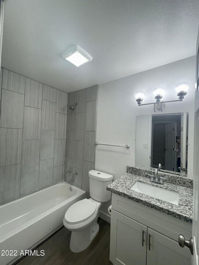 Building Photo - Remodeled 2bedroom 1 bath condo close to e...