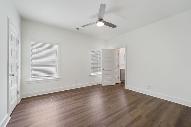 Building Photo - Spacious 3 Bedroom Home with Fenced Backyard