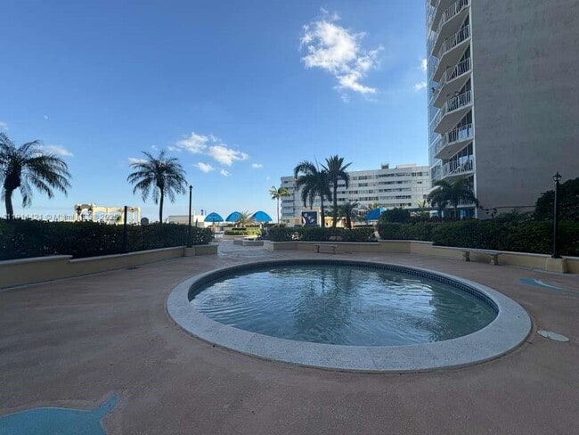 Building Photo - 7601 E Treasure Dr