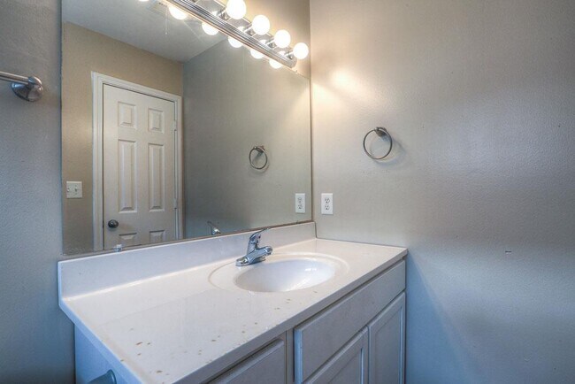 Building Photo - 10610 Pine Landing Dr