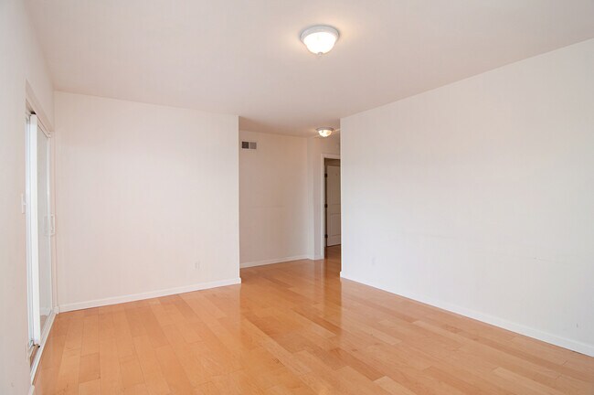 Building Photo - LIVE IN LA JOLLA!  LOVELY LA JOLLA HOME WI...