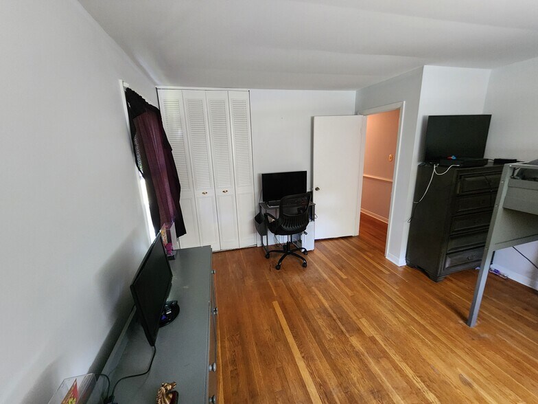 Building Photo - 8176 Surrey Ct