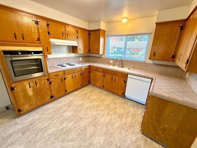 Building Photo - Charming Single-Level Home with Private Yard & Attached Garage!