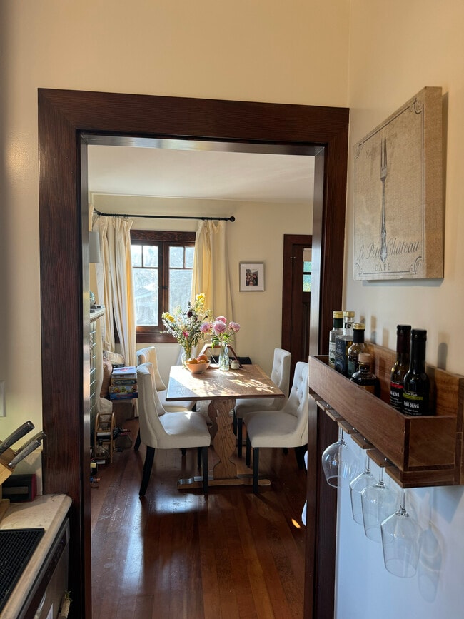 Building Photo - 852 Laveta Terrace