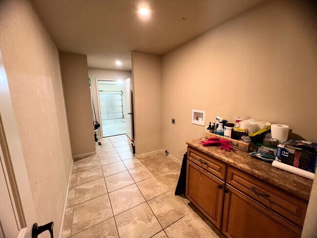 Building Photo - Fenced home close to FLW!