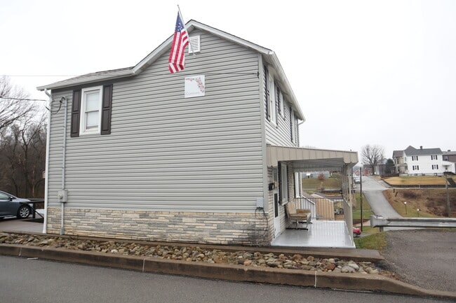 Building Photo - 523 East St