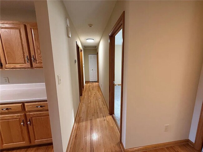 Building Photo - 3 Bedroom 2 Bathroom