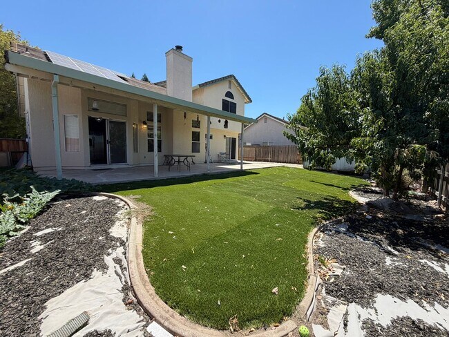 Building Photo - AVAILABLE NOW! Come view this 5 Bedroom single family home in Rocklin!