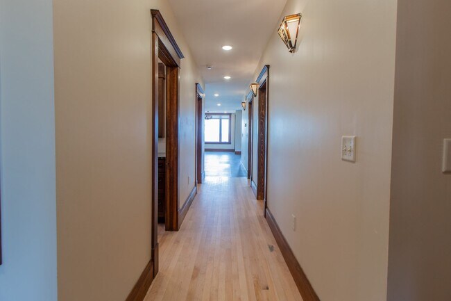 Building Photo - 802 S Lake Ave