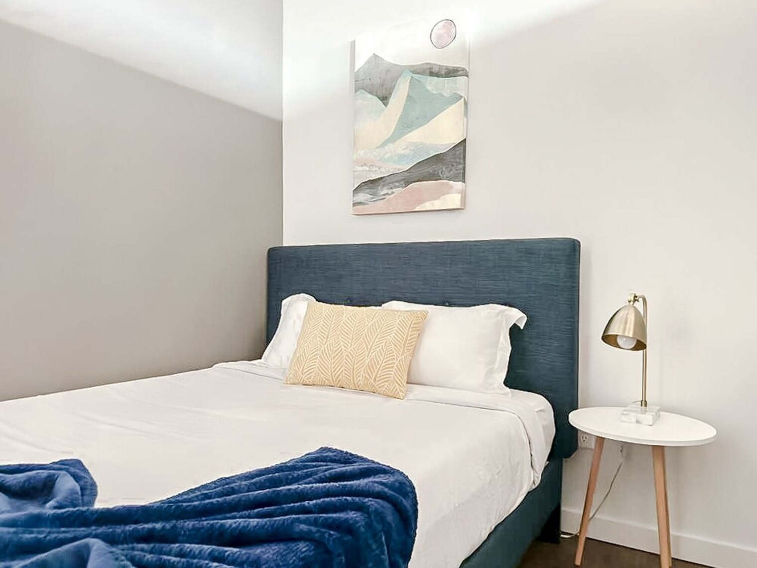 Building Photo - 403 W 4th St N