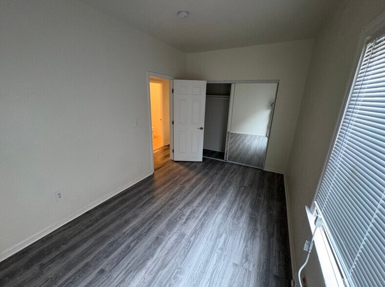 Building Photo - 342 W 10th St