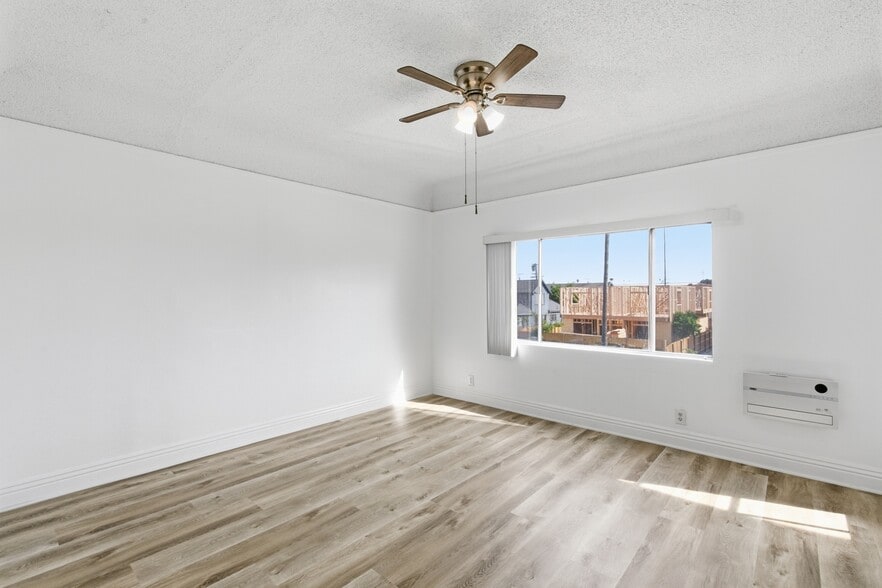 Building Photo - 707 W 48th St