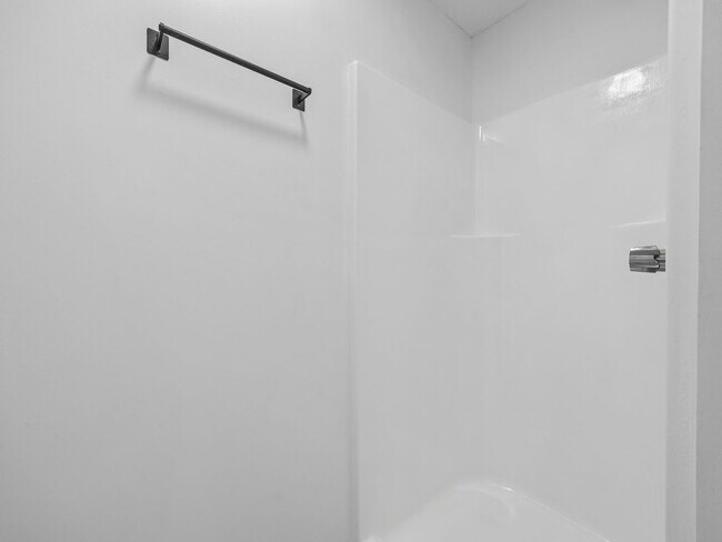Building Photo - Freshly renovated 2 bed 2 bath home-$500 off first month rent!!
