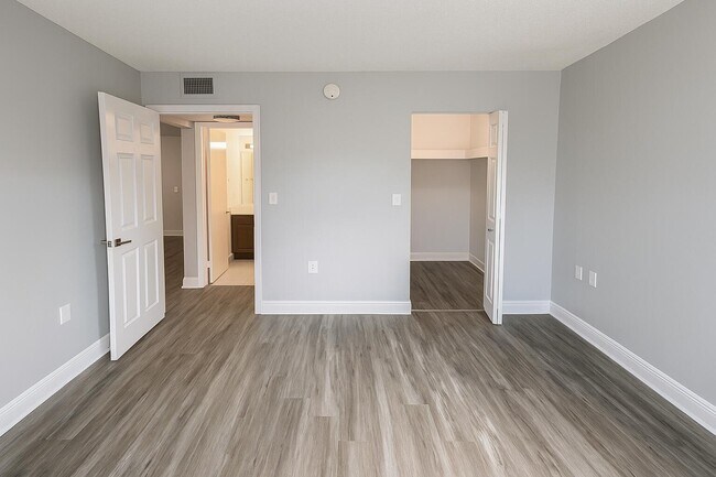 Building Photo - 712 SW 81st Ave