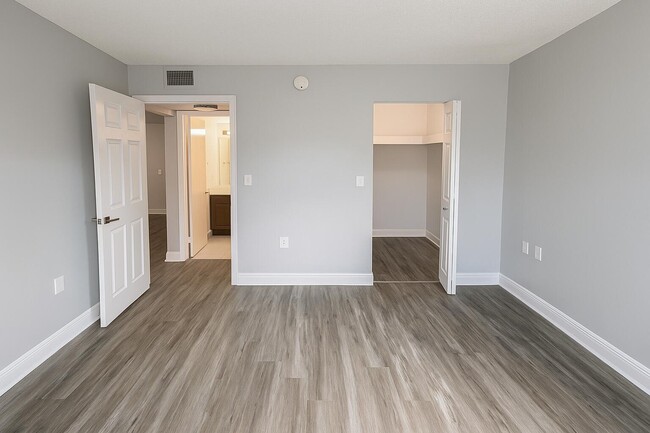 Building Photo - 716 SW 81st Ave