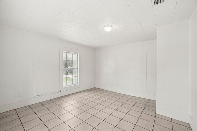 Building Photo - 302 S Wood St