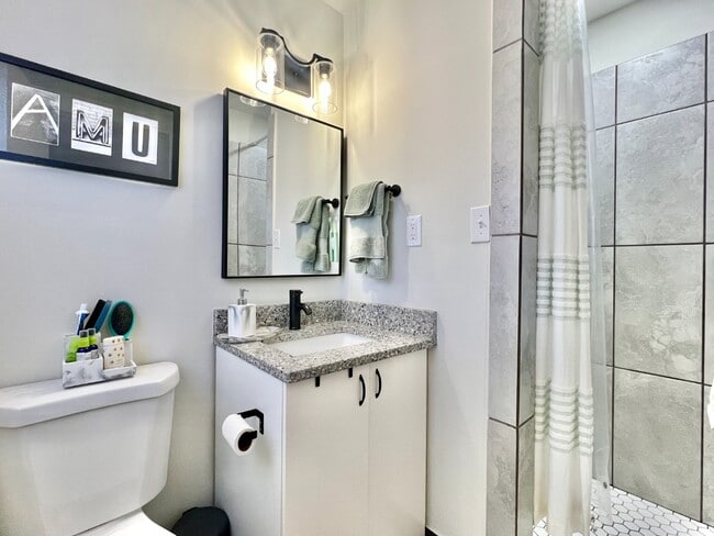 Building Photo - IMMACULATE with ALL THE UPDATES!