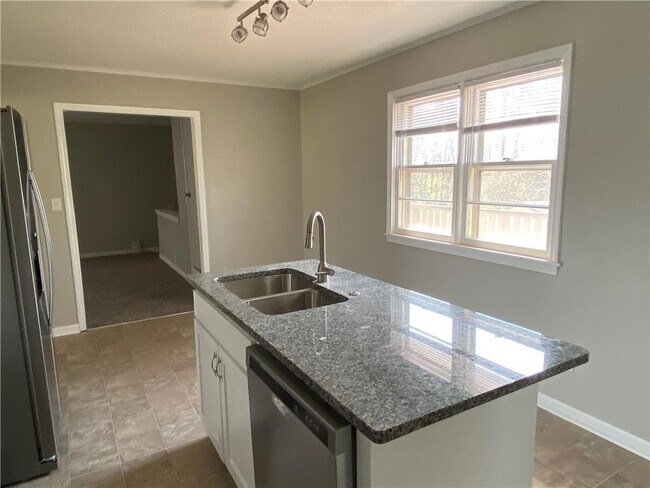 Building Photo - 704 E Culton St