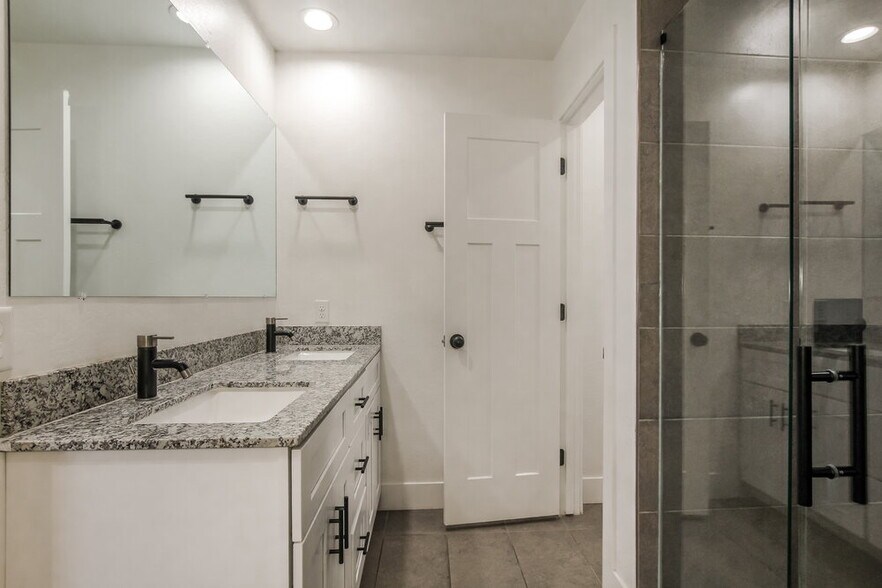 Building Photo - 3862 W Tamarisk St