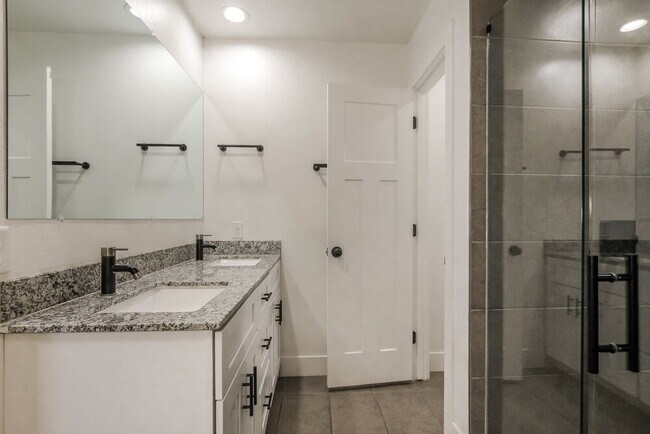 Building Photo - 3862 W Tamarisk St