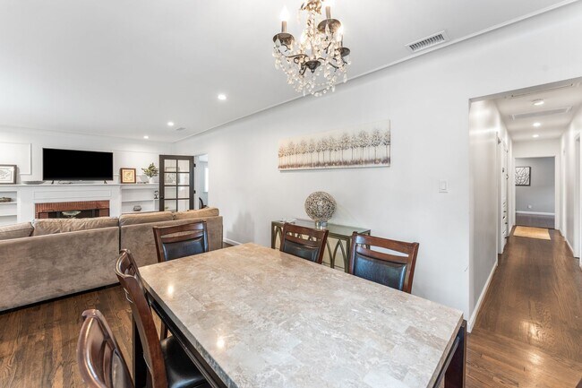 Building Photo - Beautiful 3 bed 2 Bath + Bonus Room home + Yard  in Old Torrance!