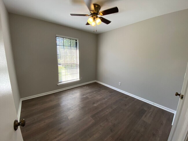Building Photo - 4 bedroom 2 bath in Village Green