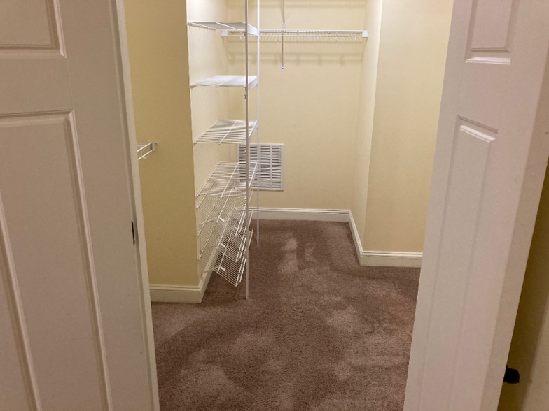 Building Photo - 2539 Greenport Dr