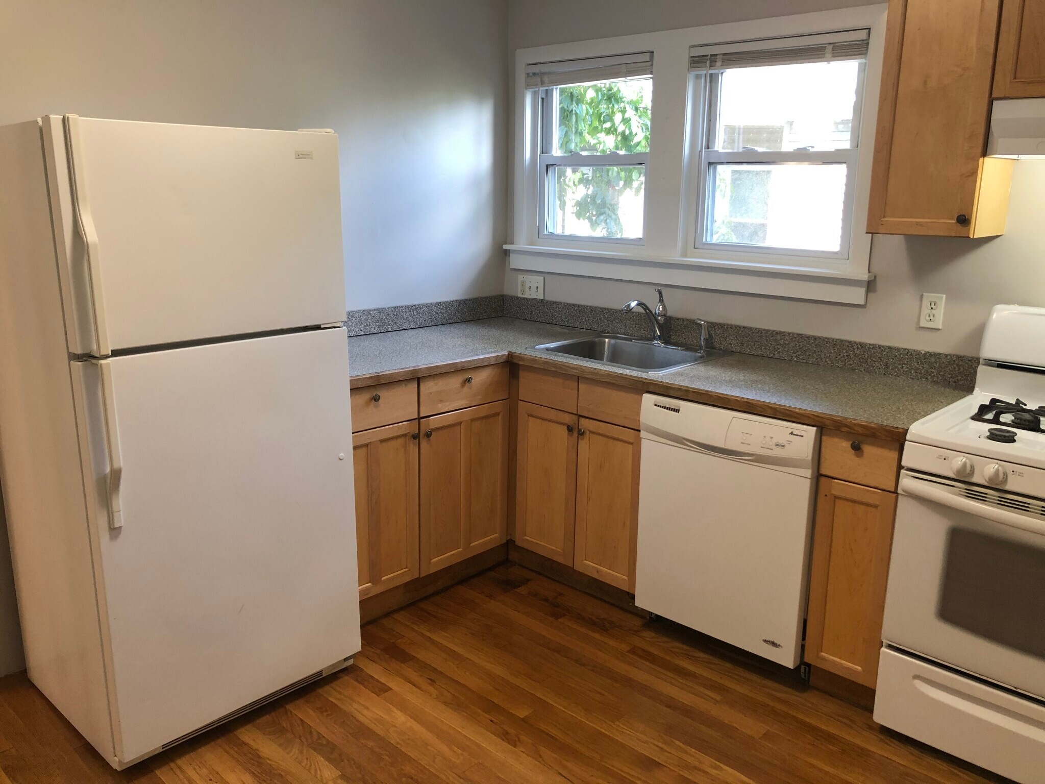 Building Photo - 9 Oak Square Ave