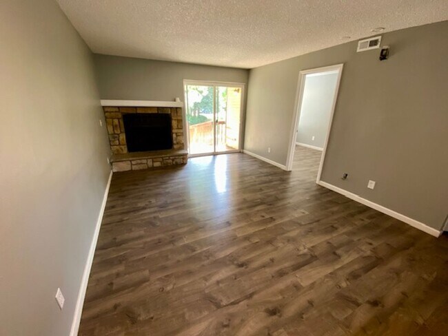 Building Photo - 447 S Memphis Way