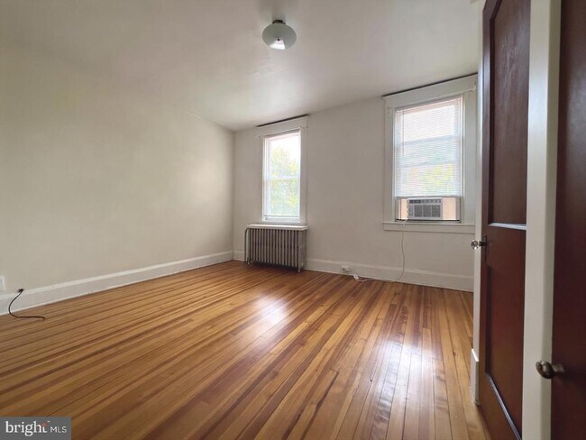 Building Photo - 1333 W 40th St