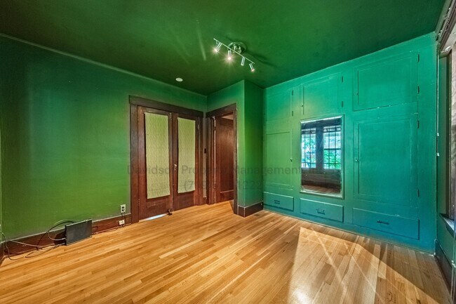 Building Photo - 215 E Washington St