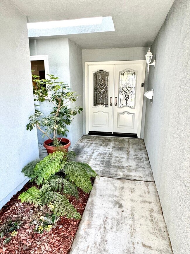 Building Photo - Charming Single Story Upgraded East End Home