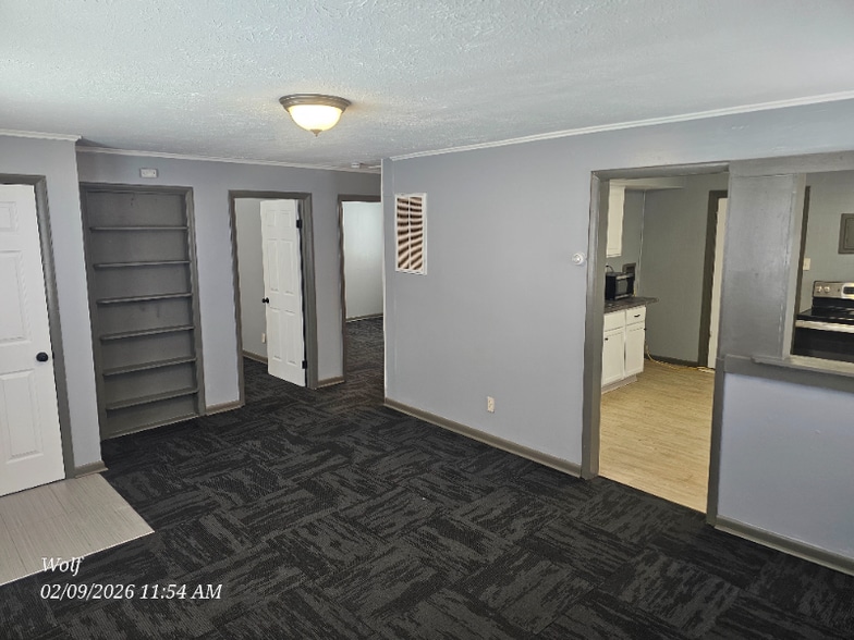 Building Photo - 2102 W Forest Dr