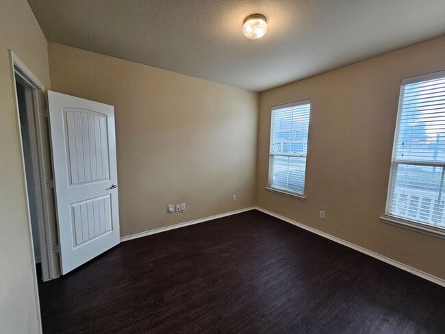 Building Photo - Available now ready for immediate move in  $500 off second month's rent move in special
