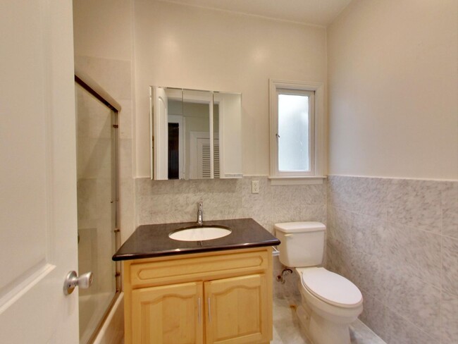 Building Photo - Remodeled 3 Bedroom in Nob Hill!!