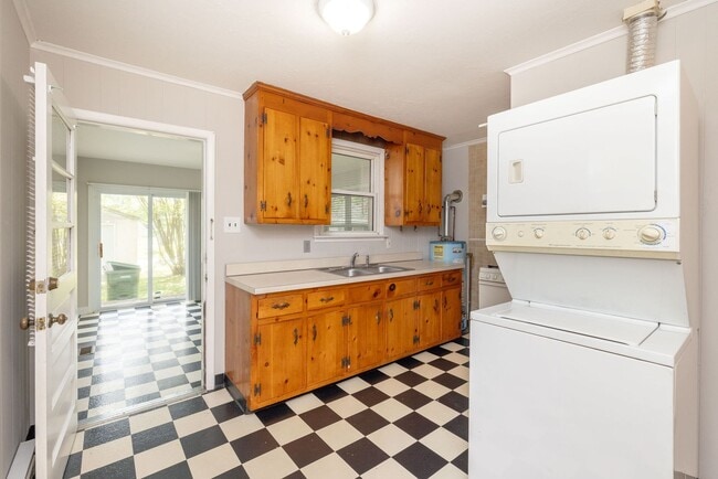 Building Photo - Freshly Renovated 2-Bedroom Home in Quiet ...