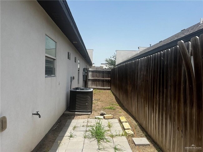 Building Photo - 9 Teak Dr