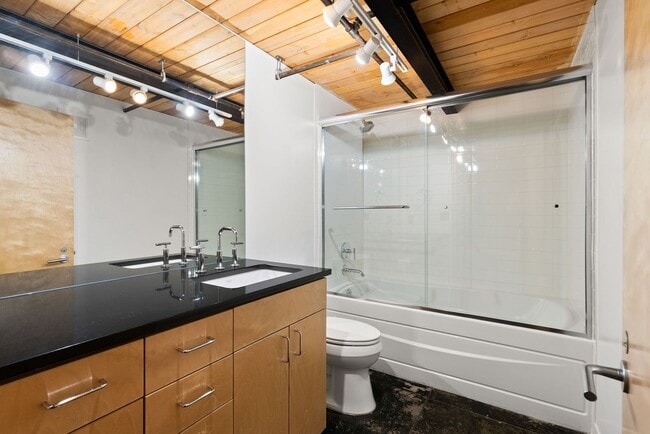 Building Photo - Gorgeous Fully Furnished Condo in Downtown...