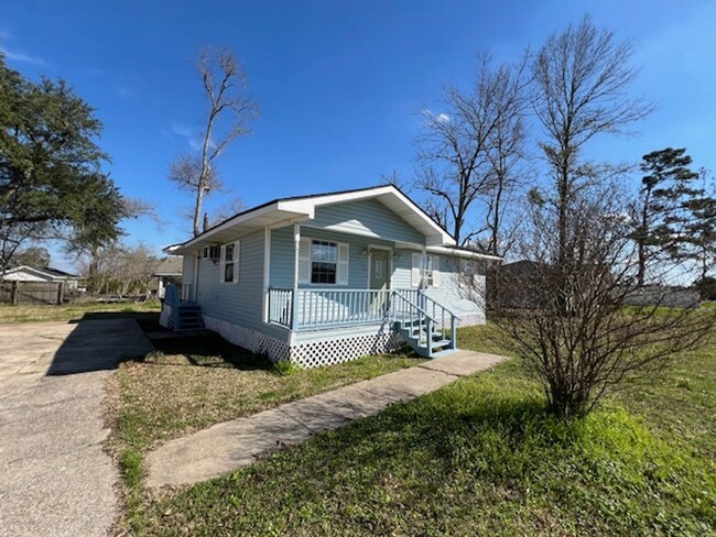 Building Photo - 3 Bedroom 1 Bathroom House